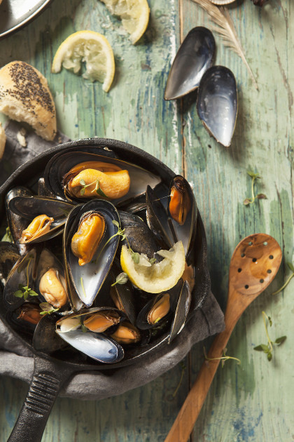 Moules mariniere mussels in white wine with lemon and thyme