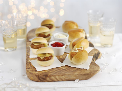 Mini sliders with ketchup and mayonnaise for Christmas (gluten-free)