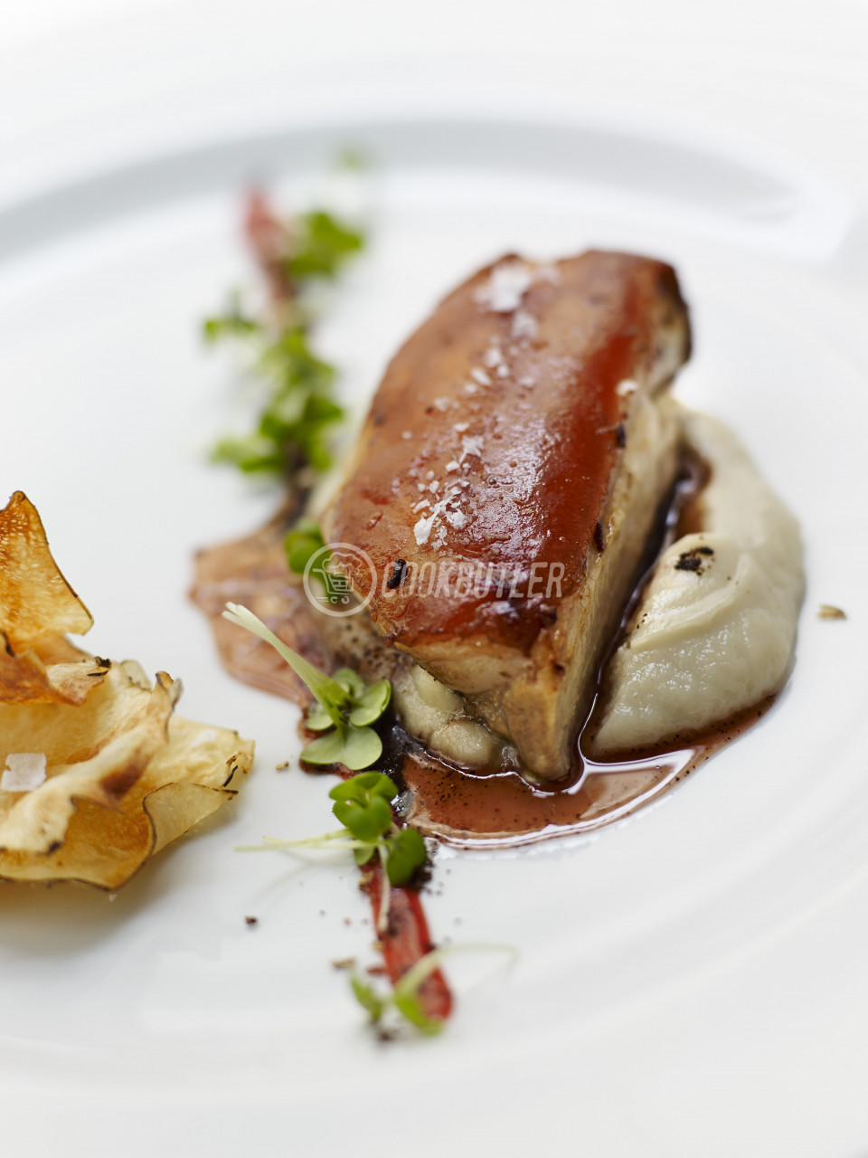 Suckling pig, mashed potatoes, Jerusalem artichoke chips and fresh daikon watercress | preview