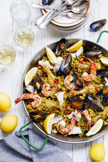 Paella with seafood, chicken and lemons