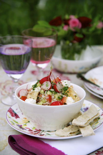 Mixed salad with radishes and feta cheese