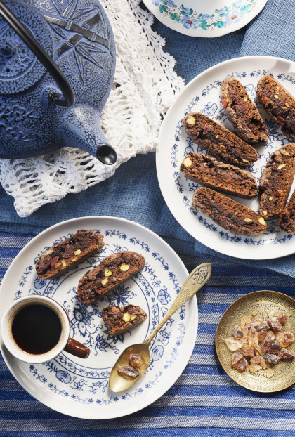 Cantucci with chocolate and goji berries