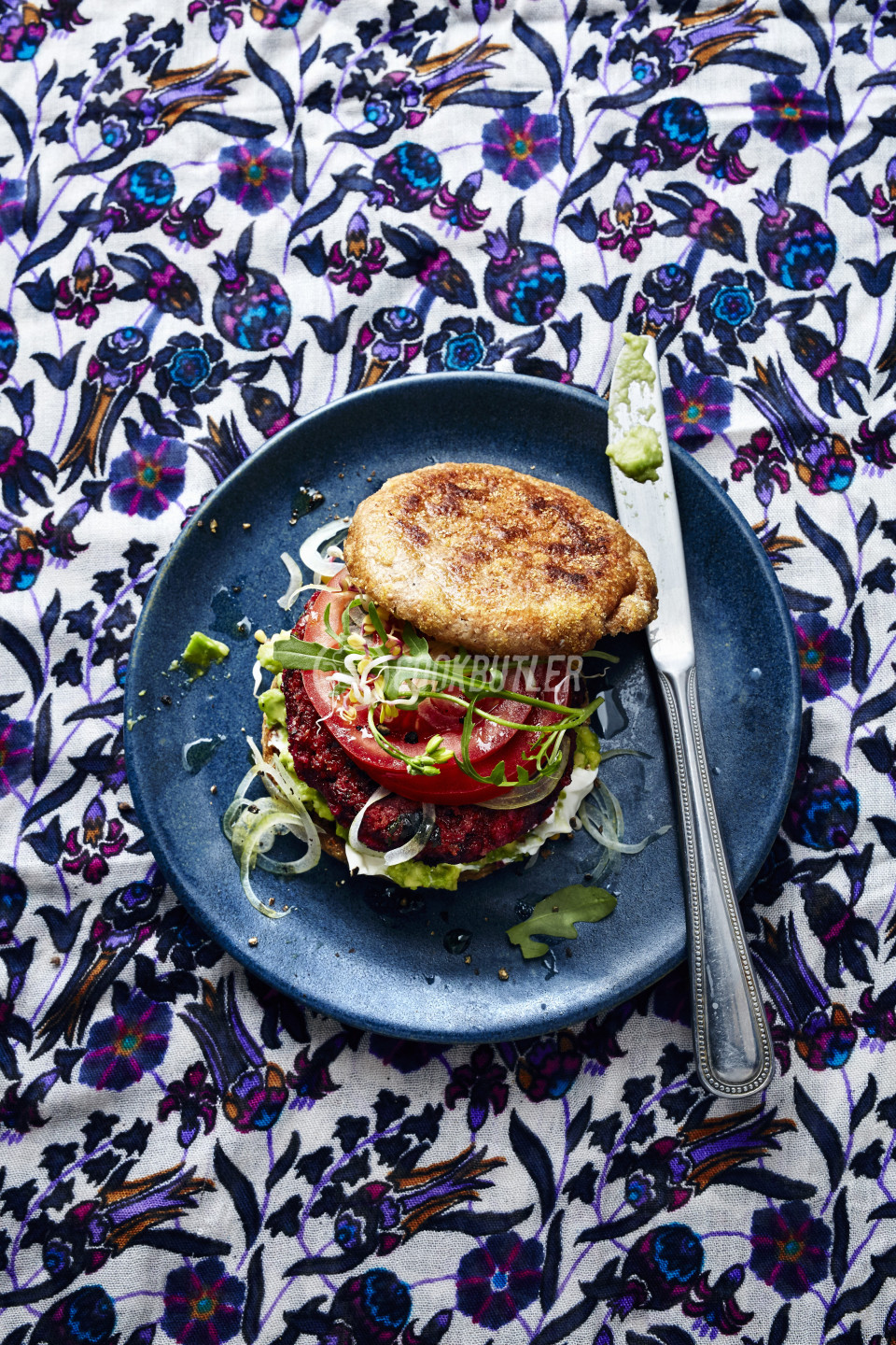 Toasted roll with a beetroot burger and goat's cheese (Turkey) | preview