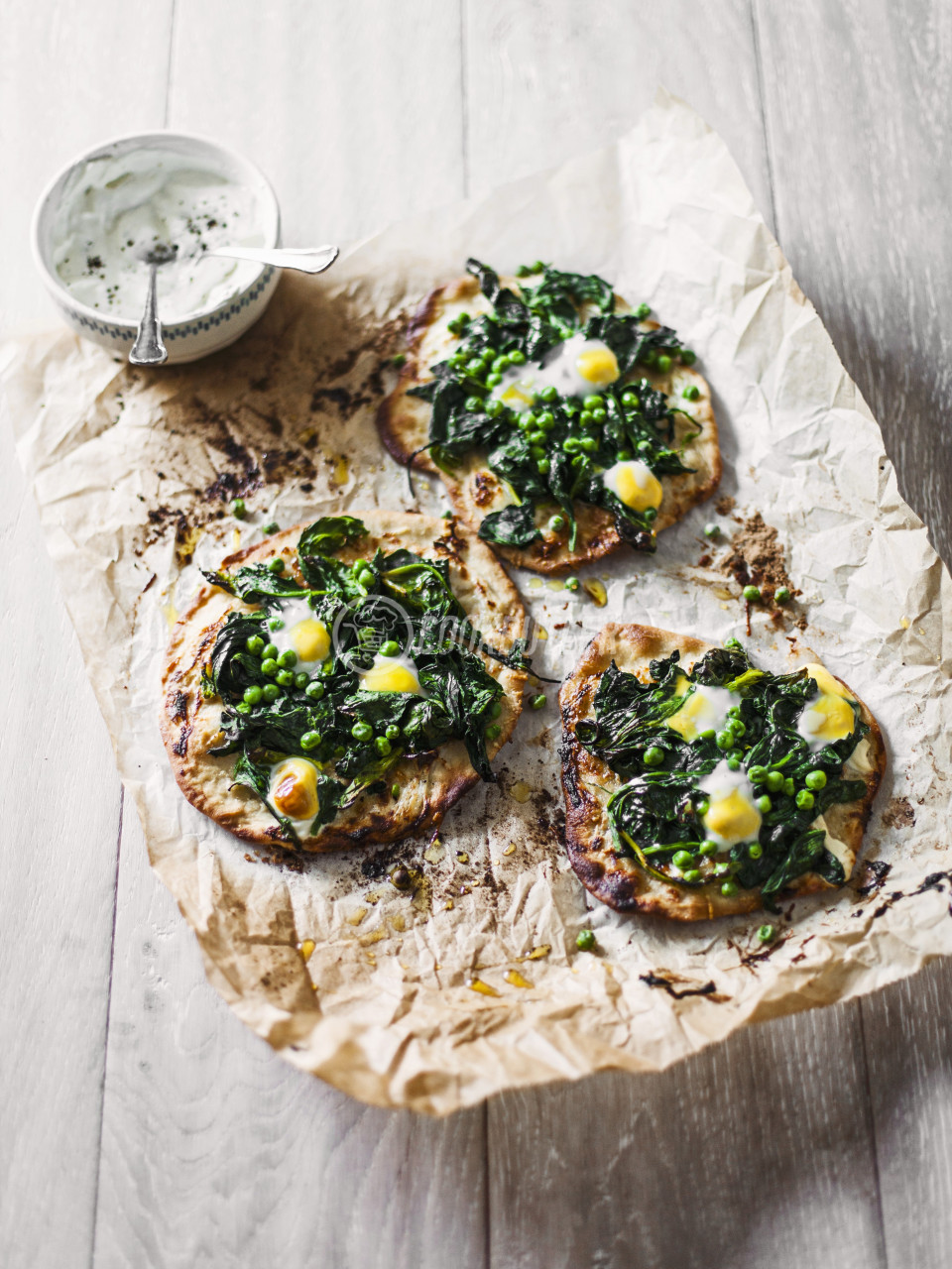 Mini pizzas with quail's eggs, spinach and peas with sour cream (gluten-free) | preview