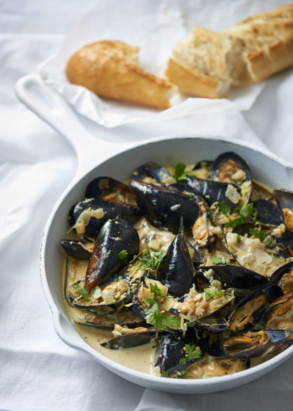 Steamed mussels with a creamy lemon and white wine sauce