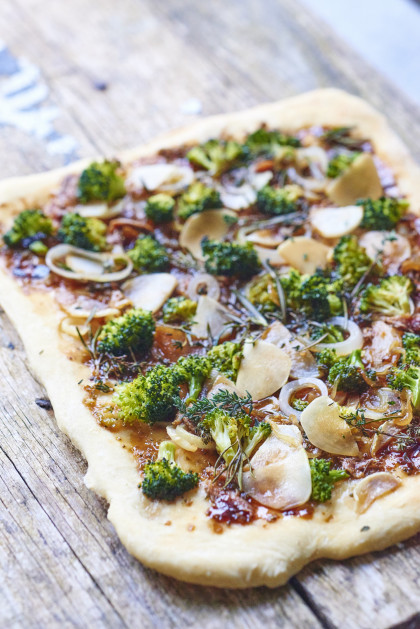 Broccoli, radish and onion square pizza (gluten-free)