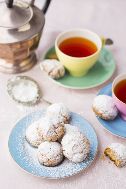 Almond biscuits with icing sugar and tea (gluten-free, dairy-free)