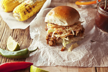 Pulled pork slider with apple coleslaw and grilled corn cobs (USA) (gluten-free, dairy-free)