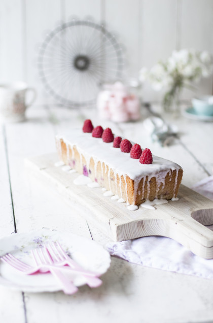 Cream cake with raspberries and sugar (gluten-free)