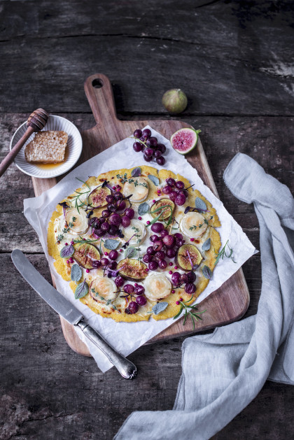 Polenta pizza with goat's cheese, figs and red grapes (gluten-free)