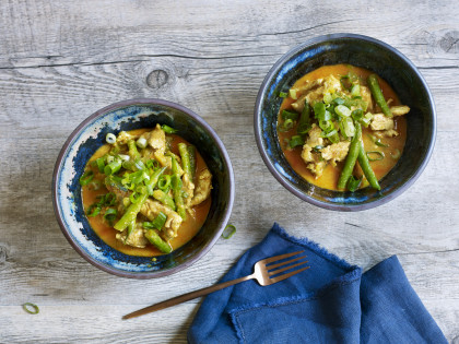 Yellow Thai curry with mango, ginger and green vegetables