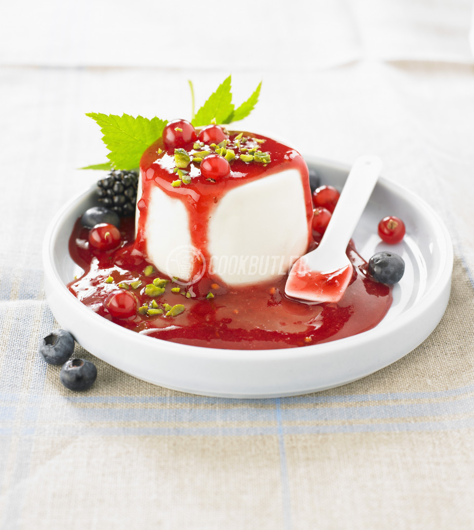 Panna cotta with summer fruit purée | preview