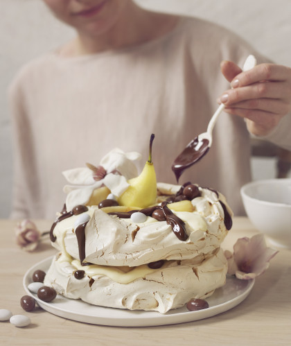 Meringue cake with pears and chocolate sauce