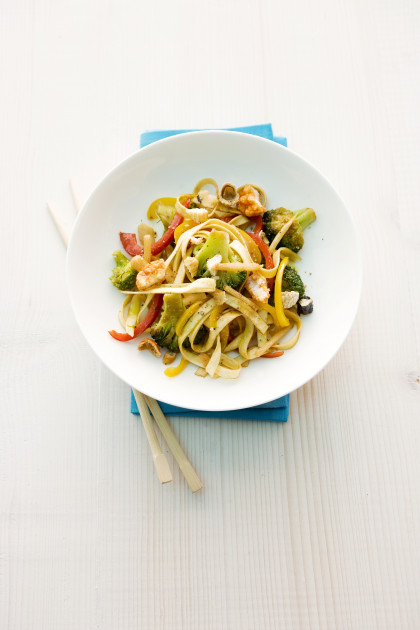 Quick bami goreng with broccoli and pepper
