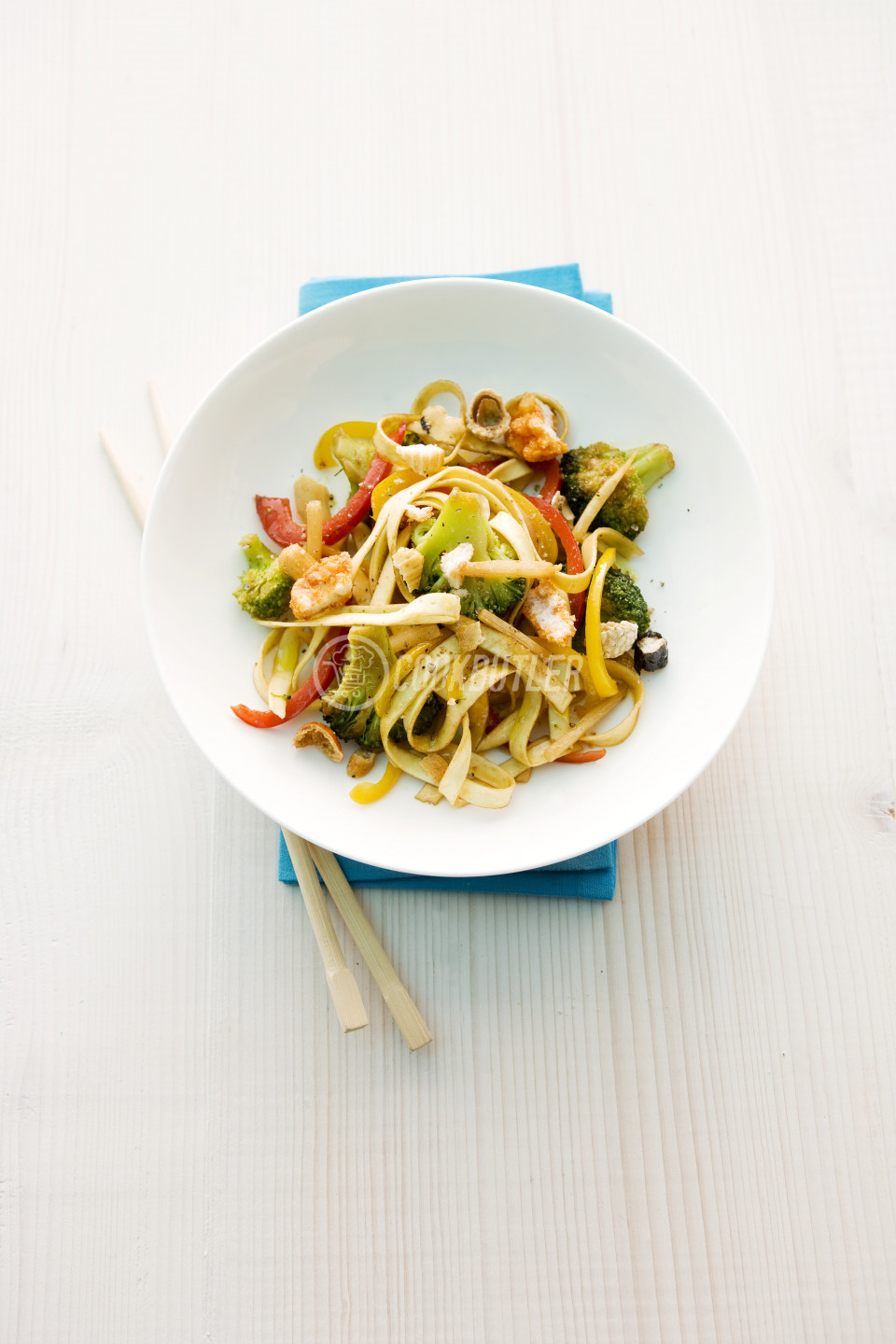 Quick bami goreng with broccoli and pepper | zoom - preview