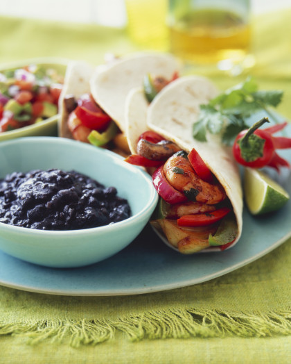 Fajitas with shrimps and black beans