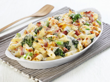 Pasta bake with broccoli and ham