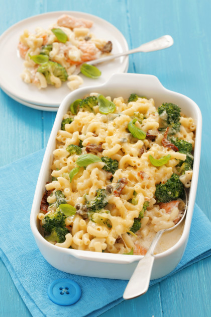 Pasta bake with broccoli, salmon, dried tomatoes and basil (gluten-free)