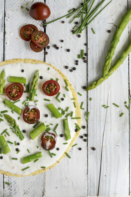 Tortilla pizza with cream cheese, asparagus, chives and tomatoes (gluten-free)