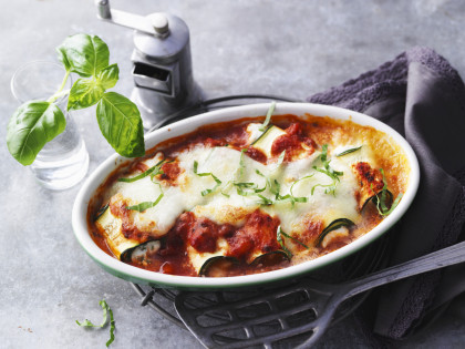 Low carb cannelloni: gratinated courgette rolls