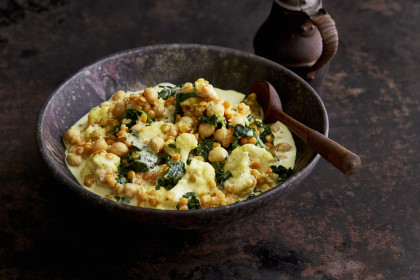 Vegetarian vegetable curry with cauliflower, spinach and red lentils (Asia)