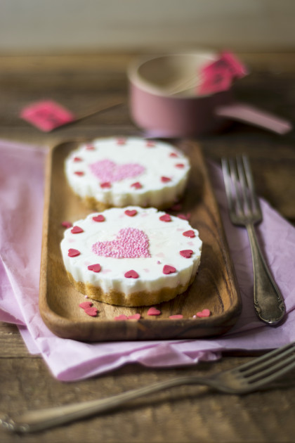 Yogurt tartlets with sugar hearts for Mother's Day