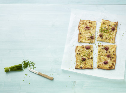 Onion cake with red grapes (gluten-free)