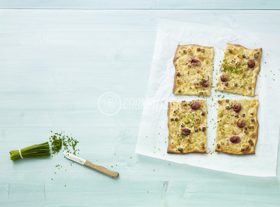 Onion cake with red grapes (gluten-free) | preview