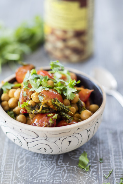 Chickpea bowl with cherry tomatoes and curry leaves