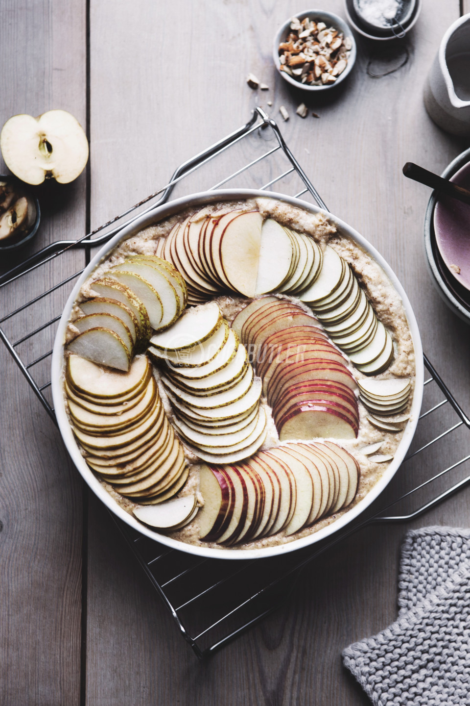 Unbaked paleo vanilla cake with apples and pears | preview