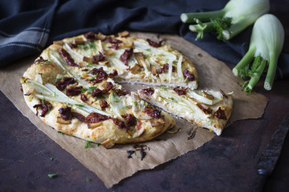 Pizza with fennel, dried tomatoes and smoked tofu (vegan)