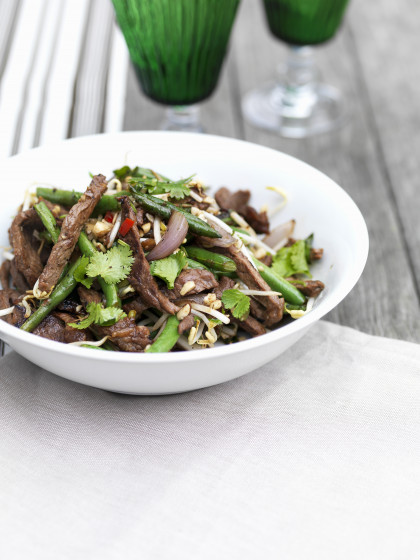 Stir-fried beef with beans and bean sprouts