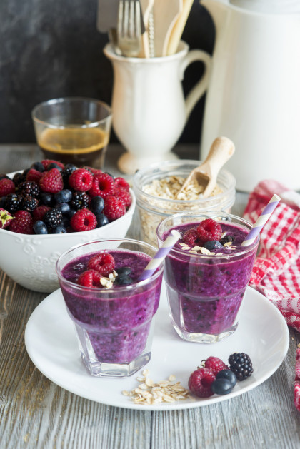 Healthy berry smoothies with oats