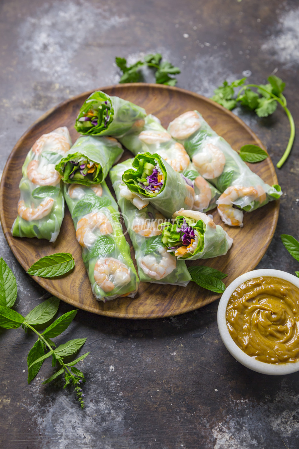 Vietnamese summer rolls with peanut sauce | preview