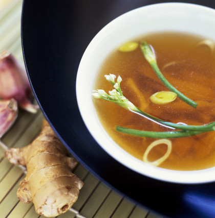 Chicken stock with ginger and chives (China)