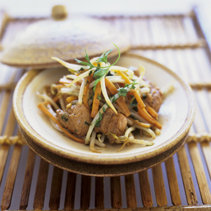 Stir-fried chicken with beansprouts, soy sauce and ginger (China)