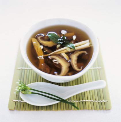Chicken stock with dried mushrooms (China)