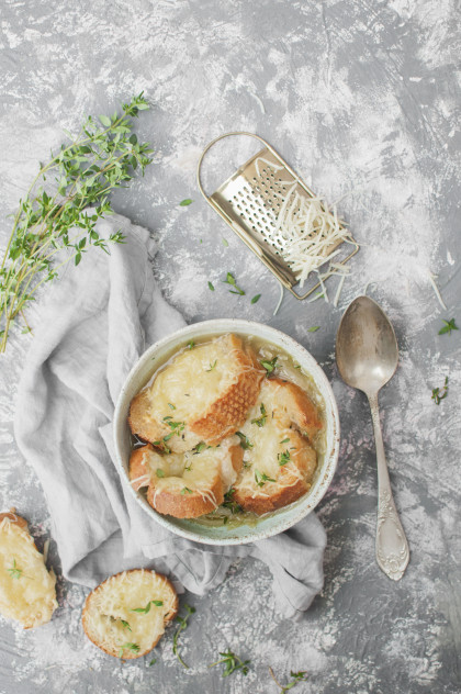French onion soup with cheese toasts (Gruyère) and fresh thyme (gluten-free)