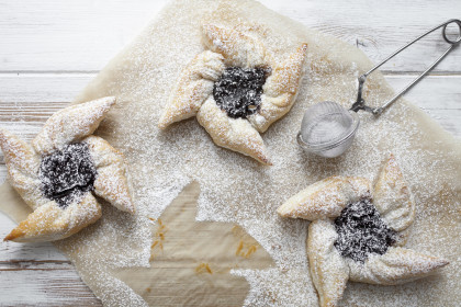 Traditional Finnish Christmas stars, with puff pastry and plum jam