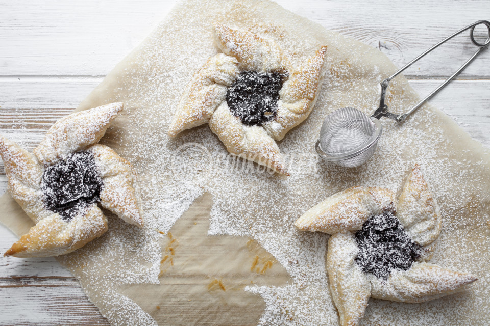 Traditional Finnish Christmas stars, with puff pastry and plum jam | preview