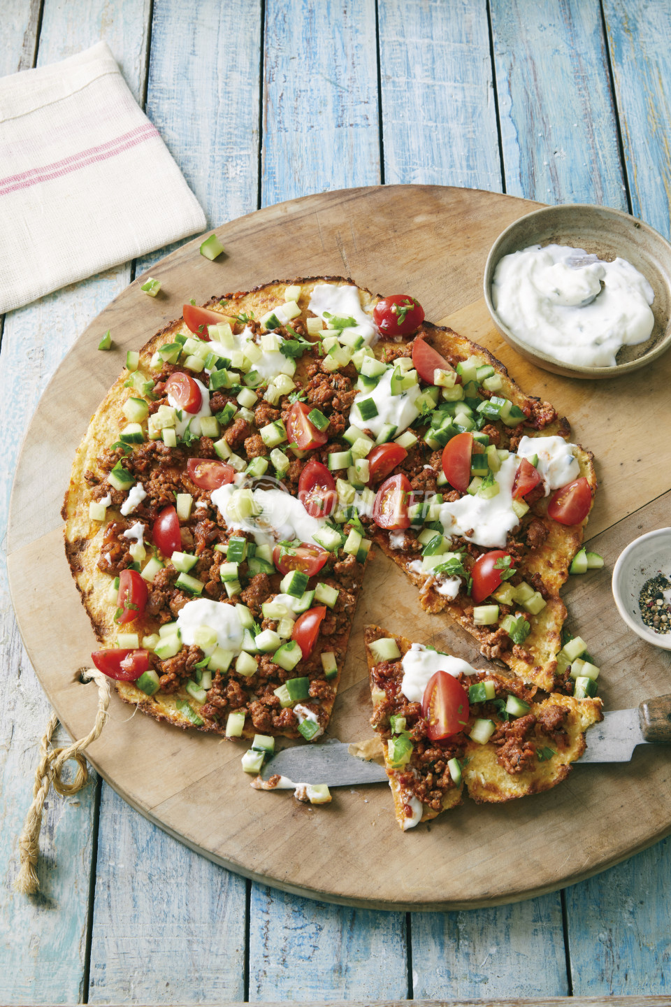 Turkish cauliflower pizza with minced meat and tzatziki | preview