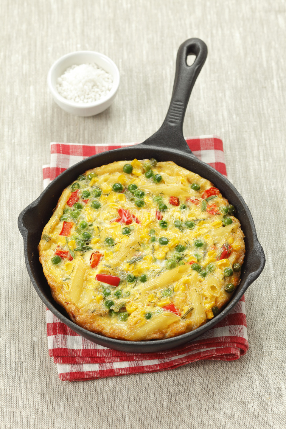 Frittata veneta (omelette with pasta, sweetcorn, peas and pepper) | preview