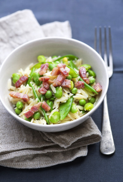 Orzo pasta with peas, broad beans and bacon