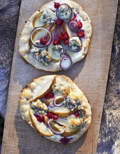 Winter pizza with pears, blue cheese and red onions (gluten-free)