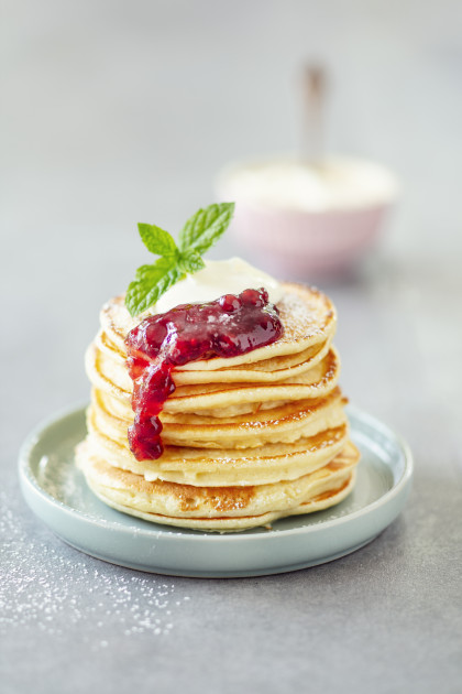 Sveler, kefir pancakes with cranberries and sour cream (Norway)