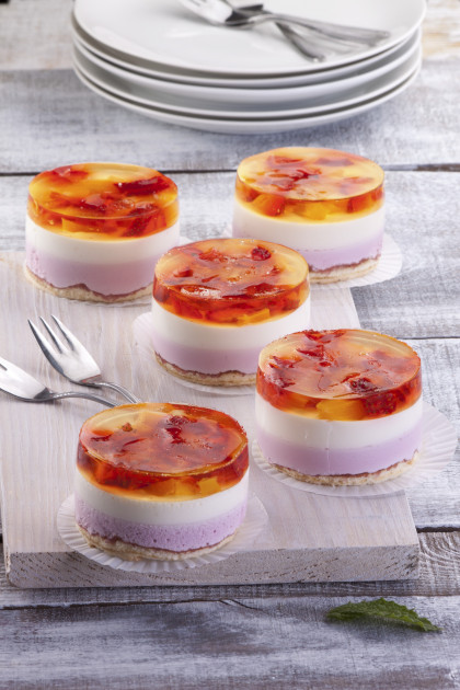 Yogurt tartlets with strawberry mousse and strawberries in jelly