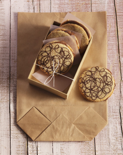 Almond cookies with nougat filling