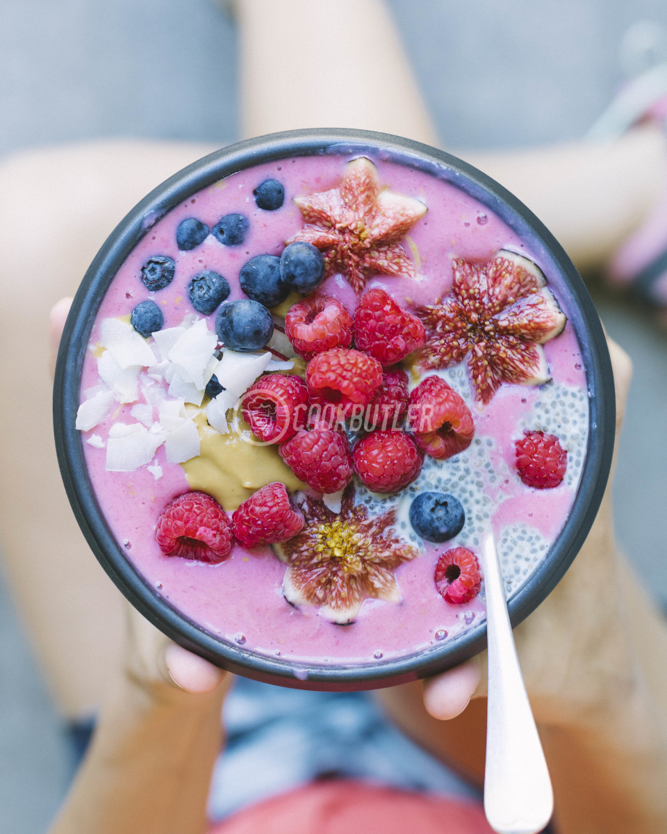 Raspberry smoothie bowl with figs, blueberries and chia seeds | preview