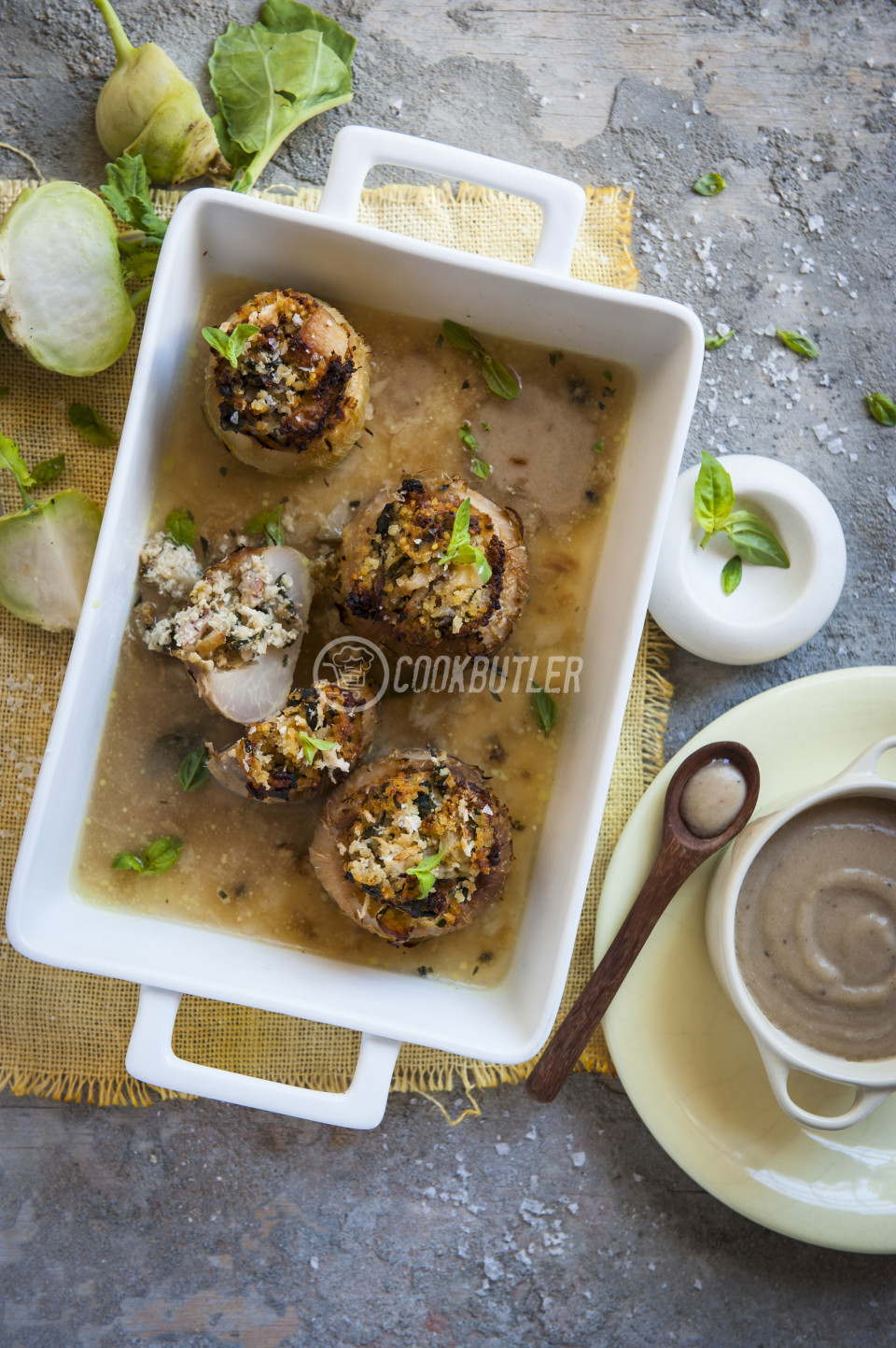 Stuffed kohlrabi with millet, bacon and ricotta with onion sauce | preview