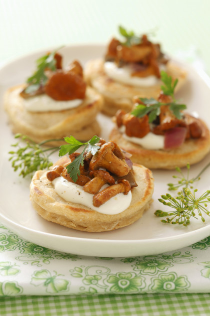 Blinis with sour cream and chanterelles